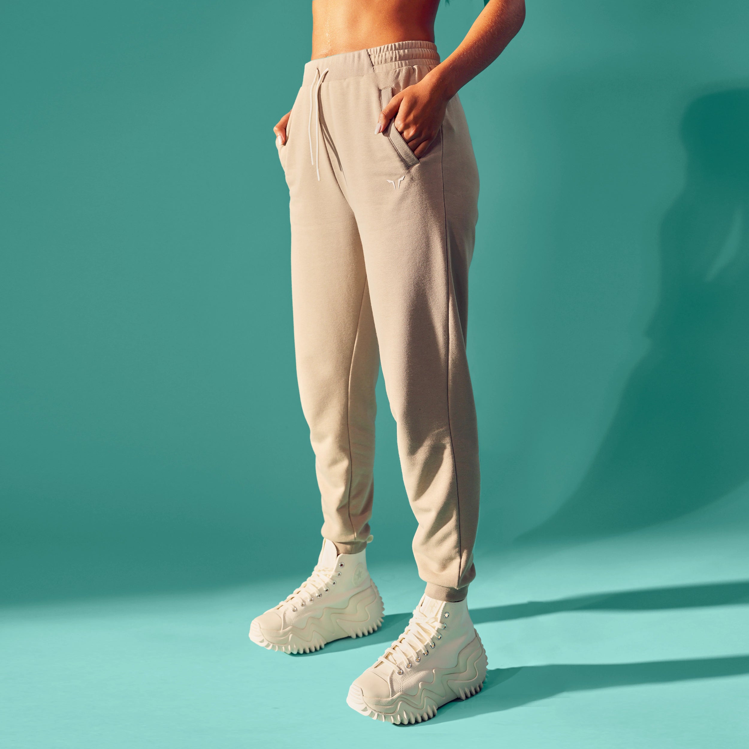 Charming Women's Holiday Apparel Fashion-Forward Offers Essential Relaxed Joggers - Cobblestone
