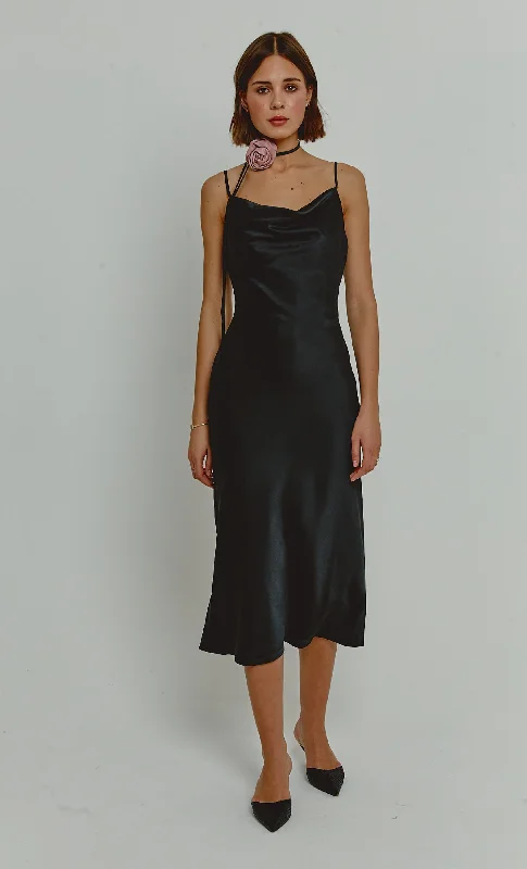 Women's Plus-Size Casual Outfit Limited Stock Black Corsage Detail Slip Dress