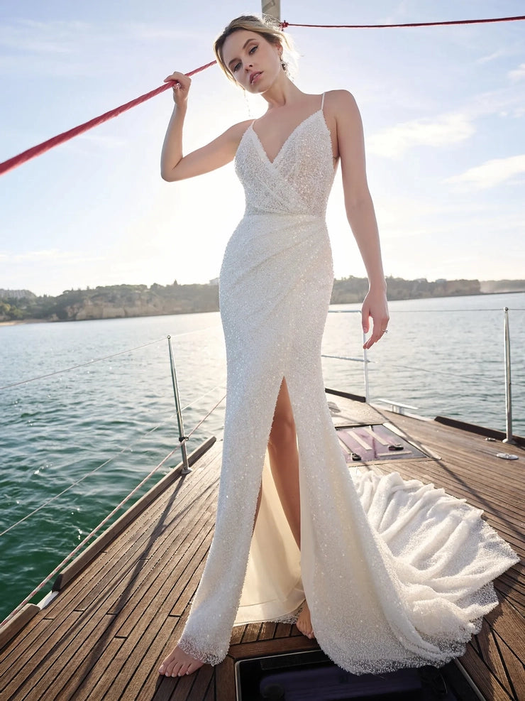 Vintage-Inspired Women's Clothes Sophisticated Style Offers Sexy beaded wedding gown with a plunging V-neck Vintage-Inspired Women's Clothes Sophisticated Style Offers Sexy beaded wedding gown with a plunging V-neck