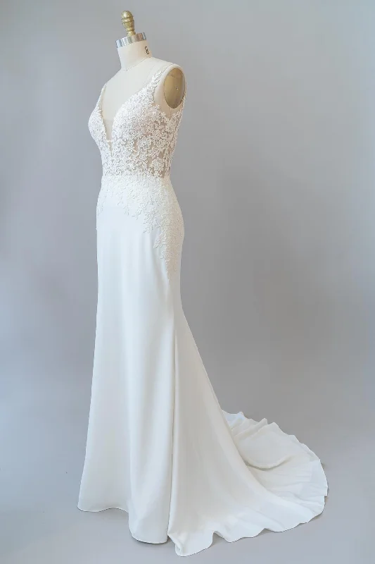 Women's Holiday Apparel Hot Items Simple Sheer Lace Fitted Wedding Dress